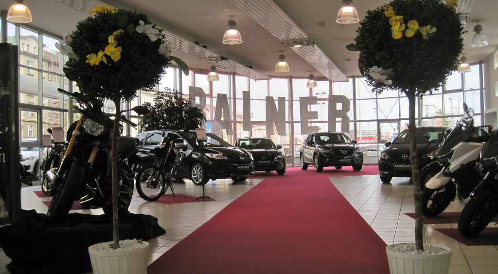 Roter Teppich und genug Platz zum Gustieren. So macht Autoschauen Spaß.