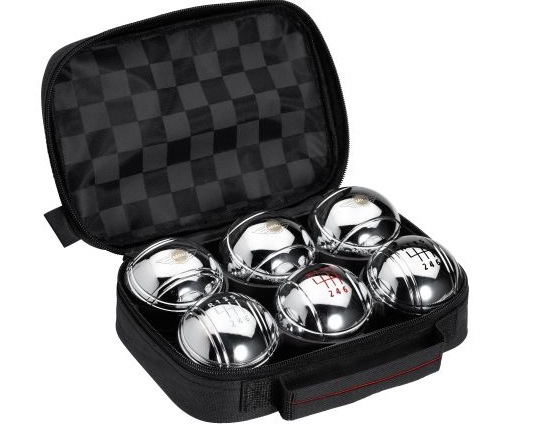 Rounder, Girls! Das nächste Boule oder Boccia-Spiel am Strand oder im Garten mit dem MINI Boule Set (ca. 30 Euro). Auf den sechs Kugeln ist die MINI  Schaltzeichnung eingraviert. Dank der Nylontasche im Black Jack Design lässt sich das Boule Set prima und unkompliziert mitnehmen.