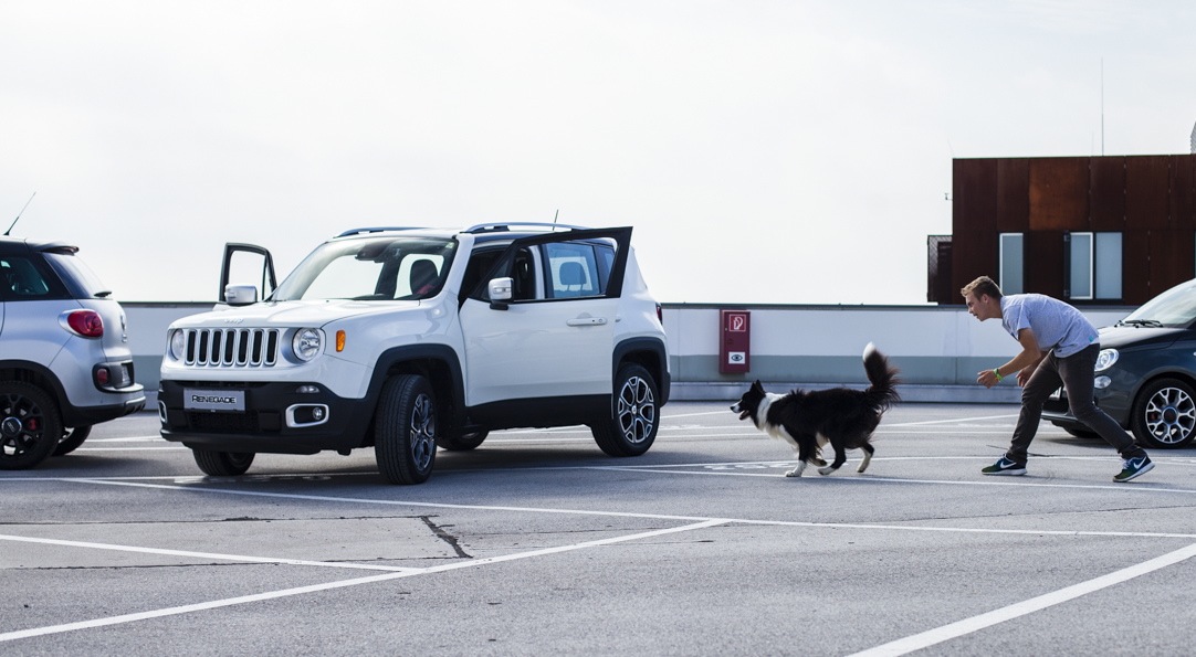 PAUSEN AUF REISEN. Fahren ist schön, laufen aber auch! (hier nochmal Falco mit dem Jeep Renegade)