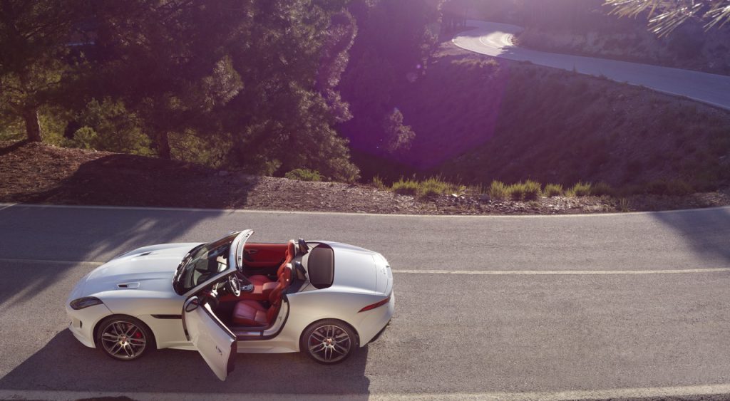Jag_FTYPE_16MY_AWD_R_Glacier_White_Image_191114_04