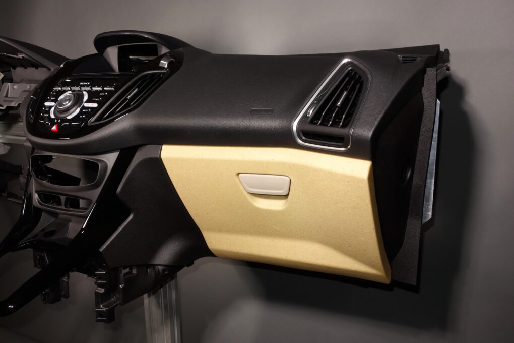 autofrau_Ford-IWS2015_NFC_glove_box