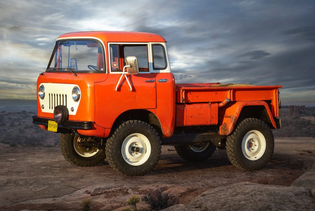 Jeep FC 150 – historisches Frontkabinen-Design für jede Art von Gelände. Als echtes Amerikanisches Arbeitstier ist  er reich an Geschichte und gebaut, um herausfordernde Felsen-Trails ebenso zu meistern wie die zermürbenden Wege einer Rinder-Ranch im „wilden" Westen.