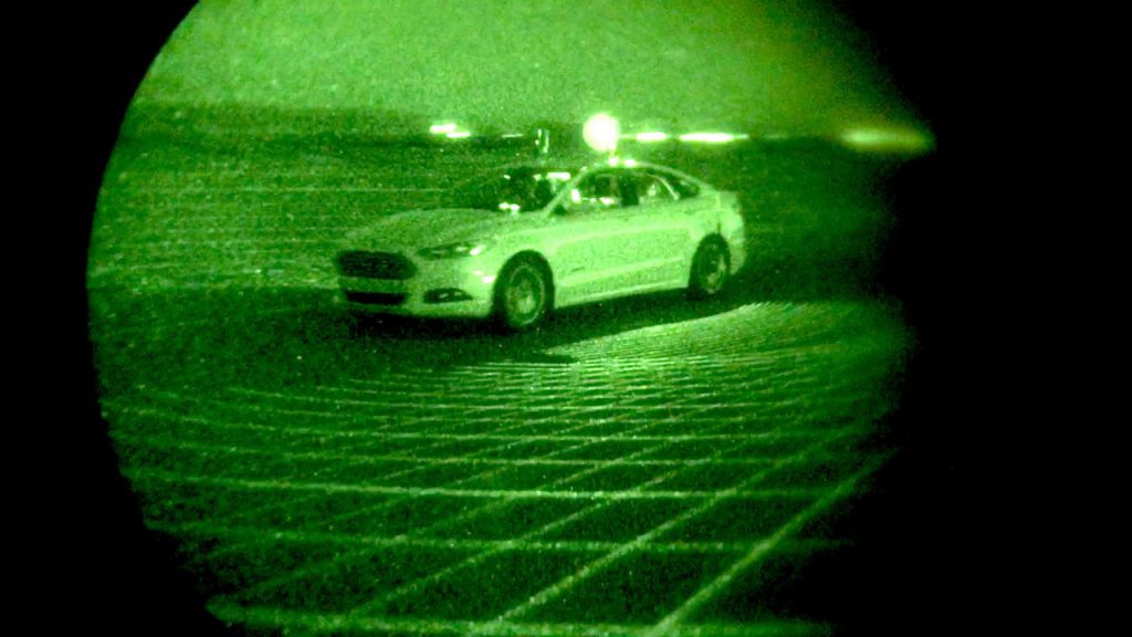 Mittel Nachtsichgeräten lässt sich erkennen,  dass die LiDAR-Strahlen das Fahrzeug in Form eines Gitters umgeben. 