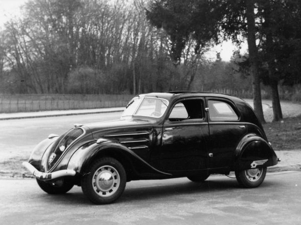 autofrau_Peugeot_402_Limousine_1936