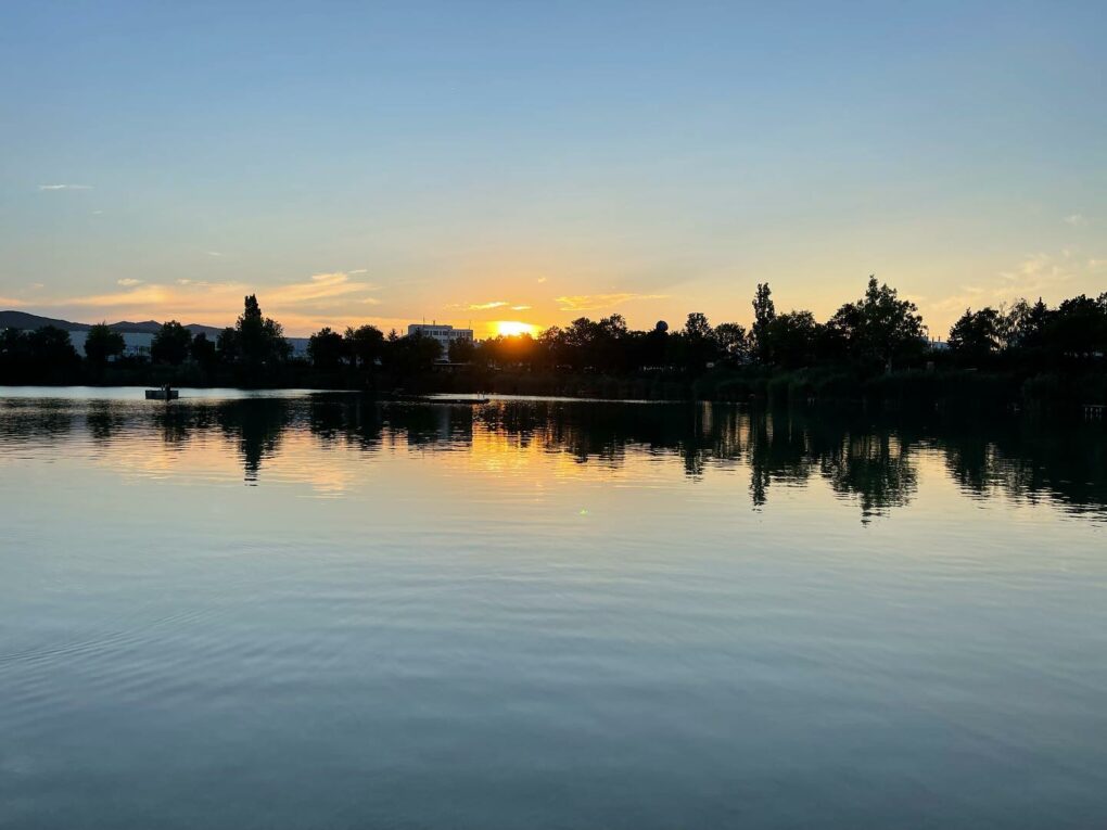 See-nswerter Sonnenuntergang. #teich #see #lake #swimming #schwimmen #sunset #sonnenuntergang #sundown #happy #atthelakeside #withfriends