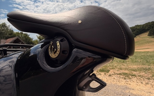 Vespa 946 Horse Sattel